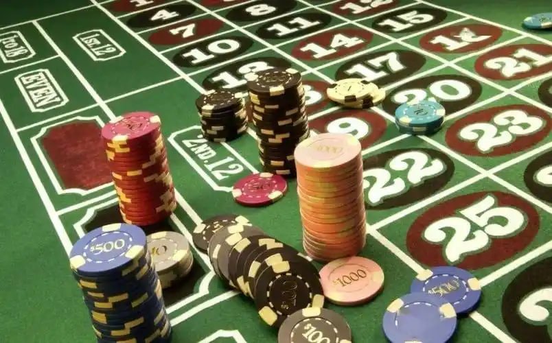 Trận đấu cầu lông chuyên nghiệp với vận động viên thi đấu quyết liệt